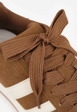 Brązowe Sneakersy Ozdobione Paskami Dolirenna