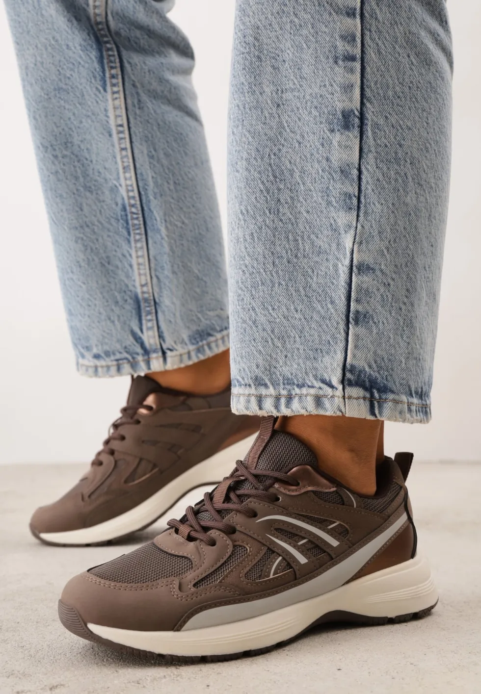Brązowe Sneakersy Ozdobione Tłoczoną Cholewką Jutta