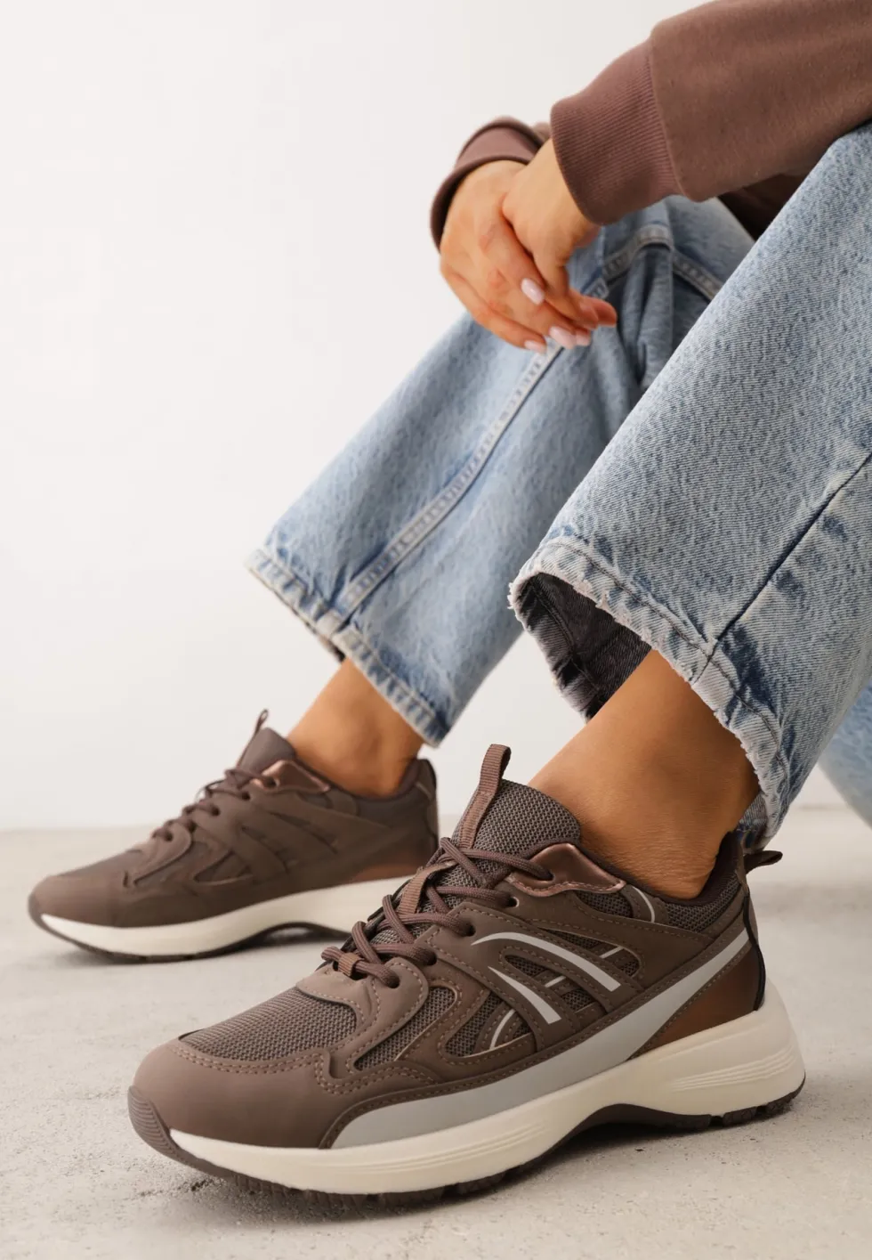 Brązowe Sneakersy Ozdobione Tłoczoną Cholewką Jutta