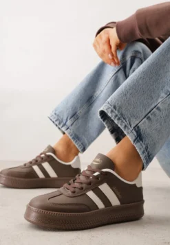 Brązowe Sneakersy Sportowe z Ozdobnymi Paskami i Przeszyciami Wenilan