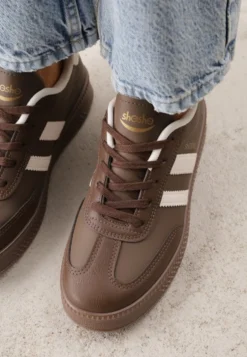Brązowe Sneakersy Sportowe z Ozdobnymi Paskami i Przeszyciami Wenilan