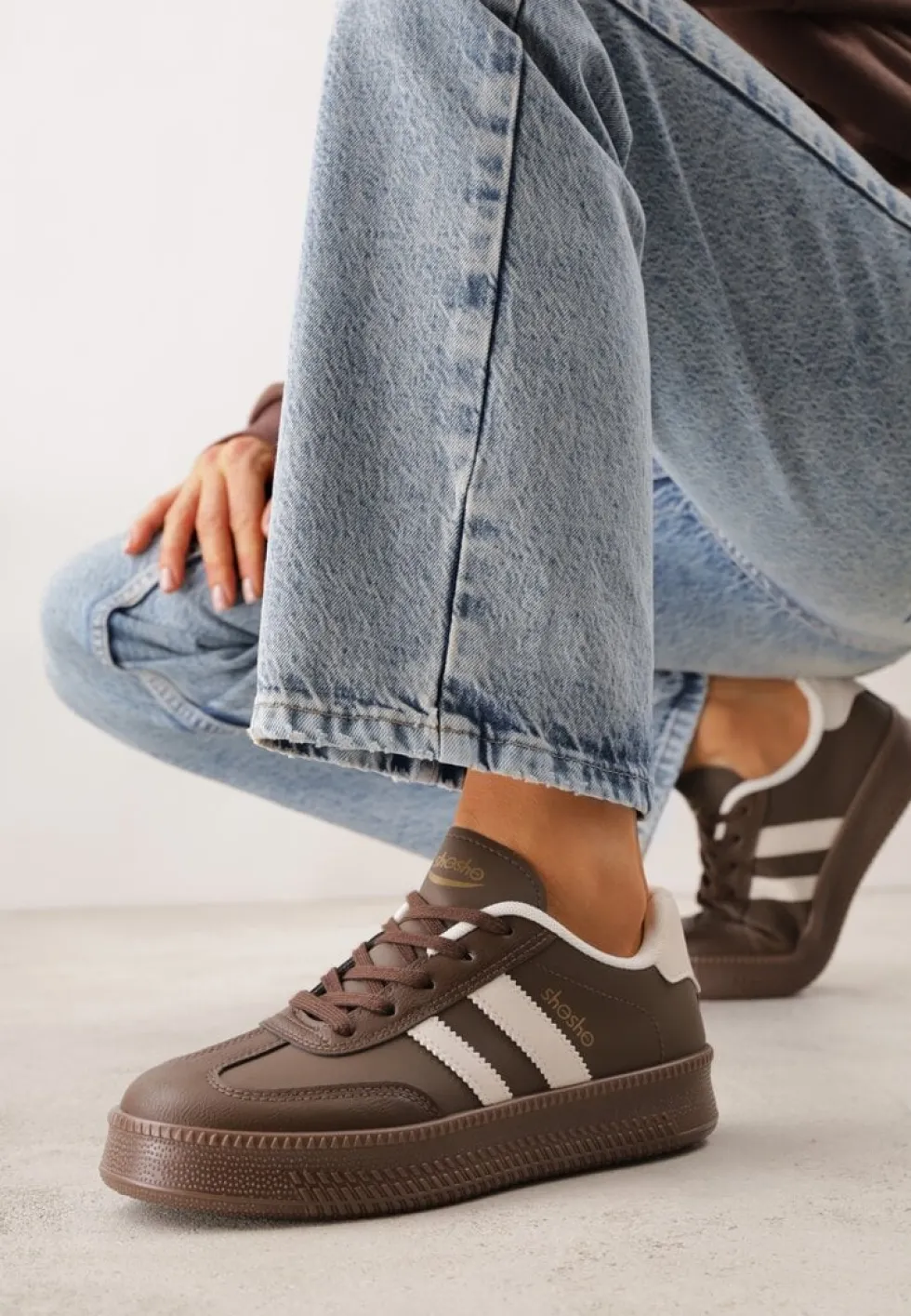 Brązowe Sneakersy Sportowe z Ozdobnymi Paskami i Przeszyciami Wenilan