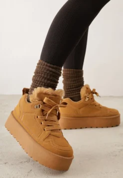 Brązowe Sneakersy Stylizowane na Śniegowce Ozdobione Futerkiem Maviena