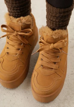 Brązowe Sneakersy Stylizowane na Śniegowce Ozdobione Futerkiem Maviena