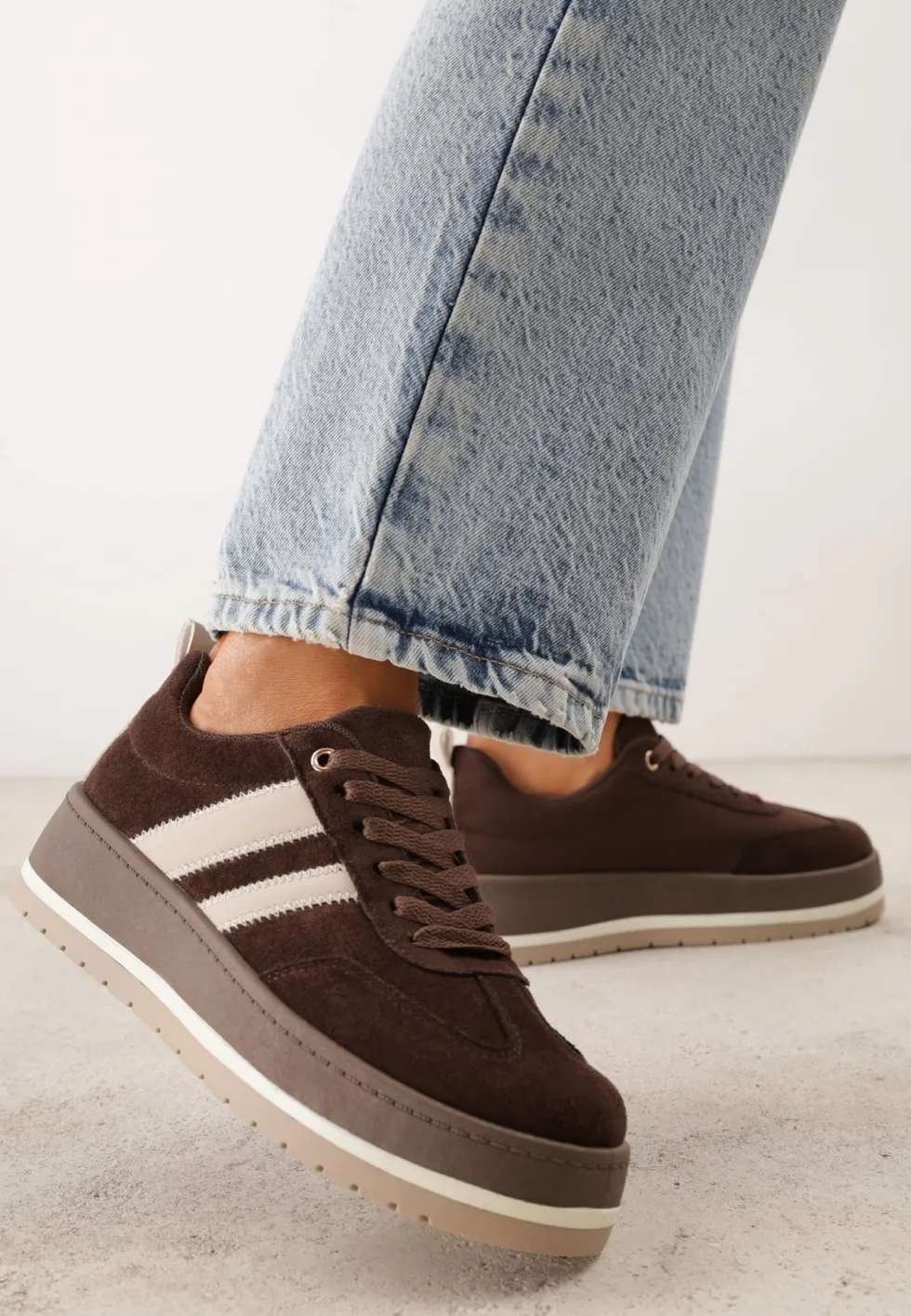 Brązowe Sneakersy Typu Kultowe Tenisówki o Fakturze Zamszu na Platformie Numissa