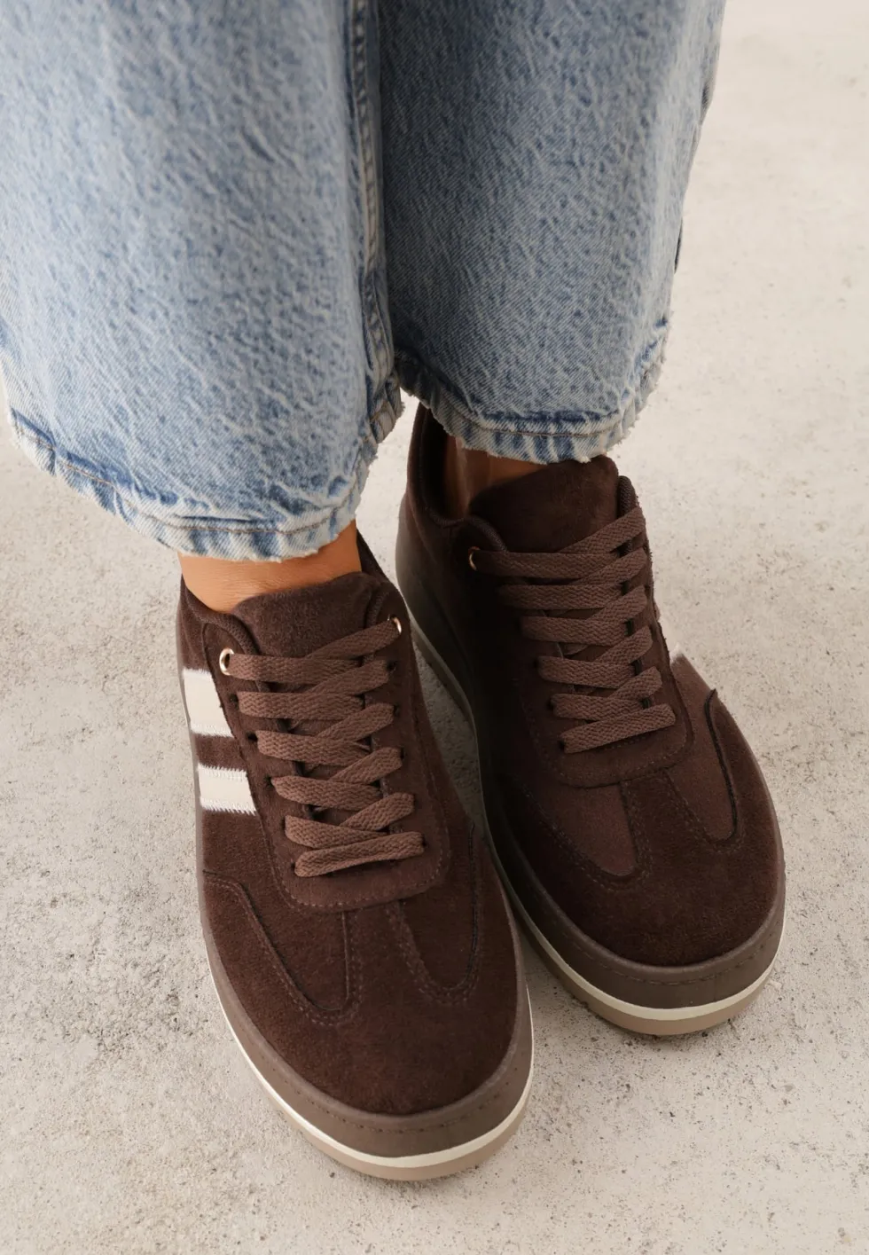 Brązowe Sneakersy Typu Kultowe Tenisówki o Fakturze Zamszu na Platformie Numissa