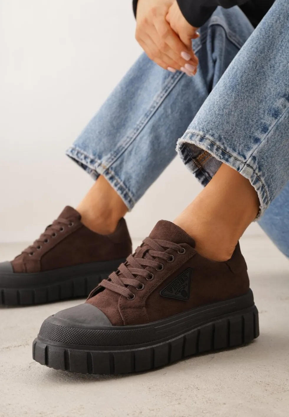 Brązowe Sneakersy Vices na Platformie z Ozdobą i Napisem Leawen