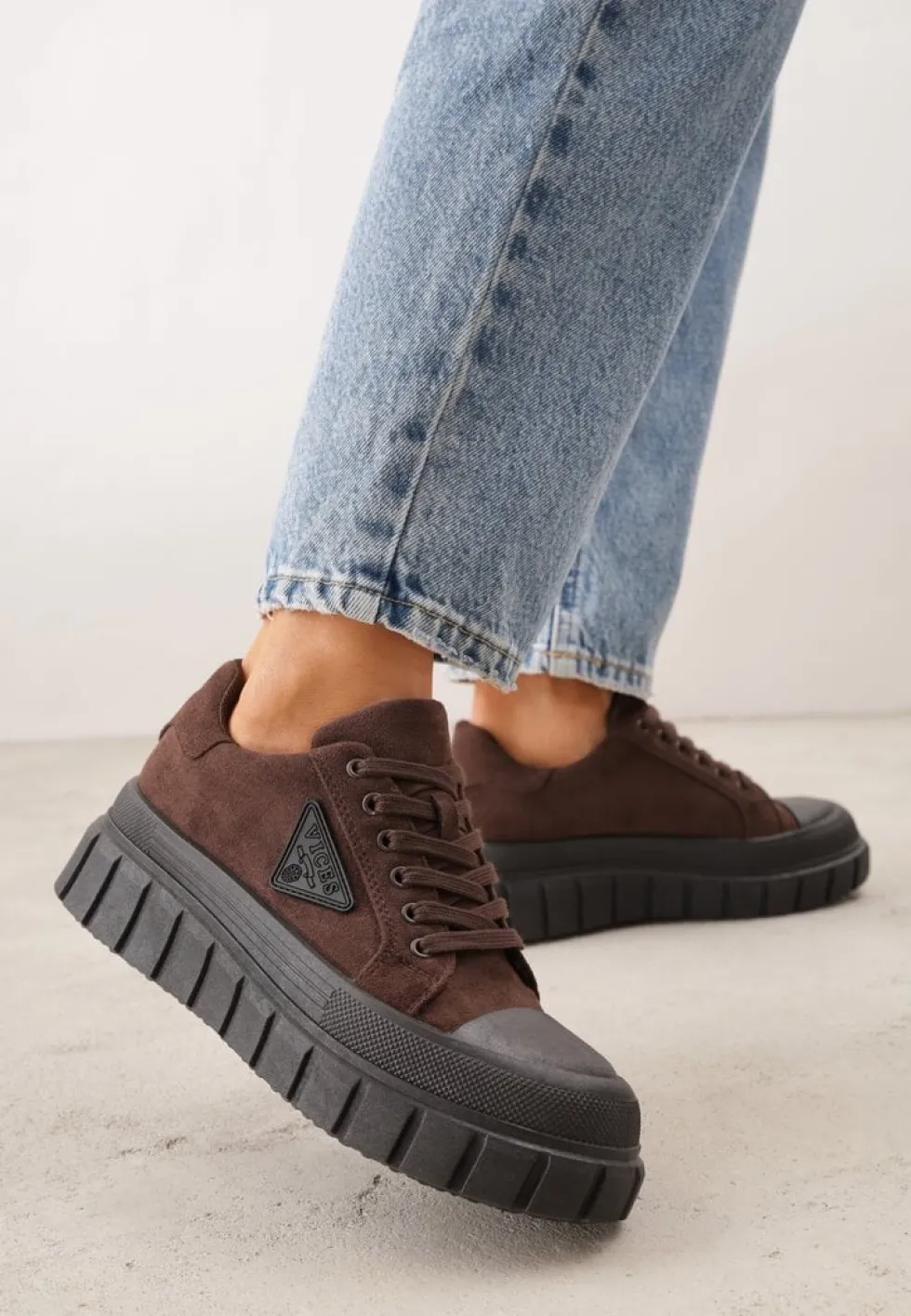 Brązowe Sneakersy Vices na Platformie z Ozdobą i Napisem Leawen