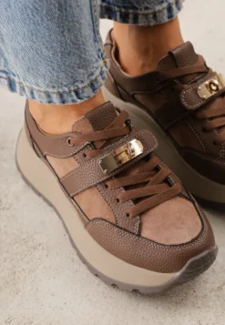 Brązowe Sneakersy ze Skóry Naturalnej na Platformie Zdobione Metalowym Zapięciem Jeannine