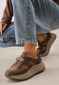 Brązowe Sneakersy ze Skóry Naturalnej na Platformie Zdobione Metalowym Zapięciem Jeannine