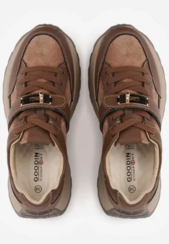 Brązowe Sneakersy ze Skóry Naturalnej na Platformie Zdobione Metalowym Zapięciem Jeannine