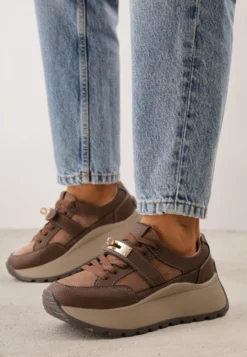 Brązowe Sneakersy ze Skóry Naturalnej na Platformie Zdobione Metalowym Zapięciem Jeannine