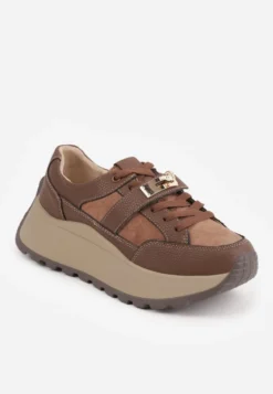 Brązowe Sneakersy ze Skóry Naturalnej na Platformie Zdobione Metalowym Zapięciem Jeannine