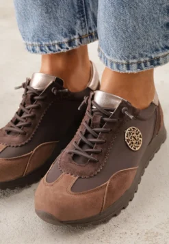 Brązowe Sneakersy ze Skóry Naturalnej Ozdobione Metaliczną Aplikacją Tidina