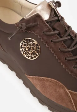 Brązowe Sneakersy ze Skóry Naturalnej Ozdobione Metaliczną Aplikacją Tidina