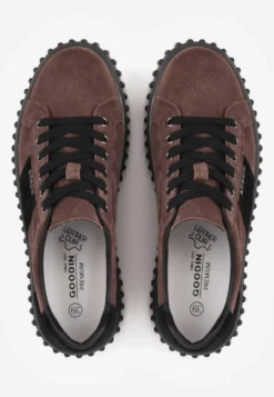 Brązowe Sneakersy ze Skóry Zamszowej na Platformie z Tłoczeniem i Napisem Aprila