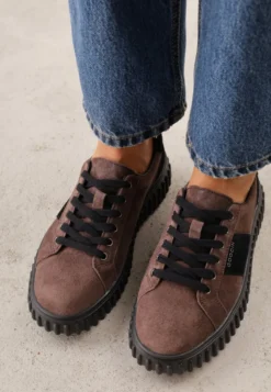 Brązowe Sneakersy ze Skóry Zamszowej na Platformie z Tłoczeniem i Napisem Aprila