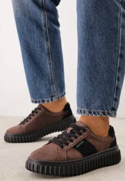 Brązowe Sneakersy ze Skóry Zamszowej na Platformie z Tłoczeniem i Napisem Aprila