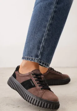 Brązowe Sneakersy ze Skóry Zamszowej na Platformie z Tłoczeniem i Napisem Aprila