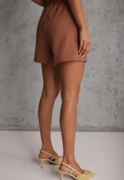 Brązowe Spódnico-Szorty High Waist Ozdobione Metaliczną Aplikacją i Paskiem Retness