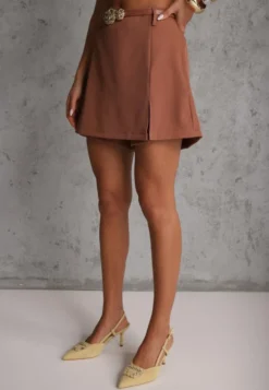 Brązowe Spódnico-Szorty High Waist Ozdobione Metaliczną Aplikacją i Paskiem Retness