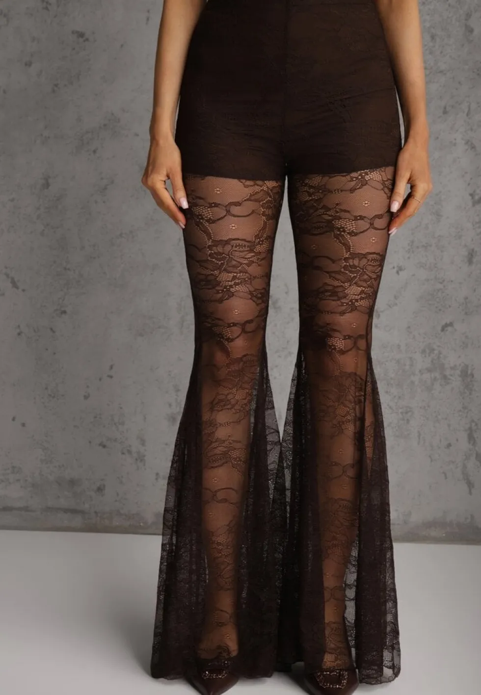Brązowe Spodnie High Waist o Kroju Dzwonów z Koronki Ferella
