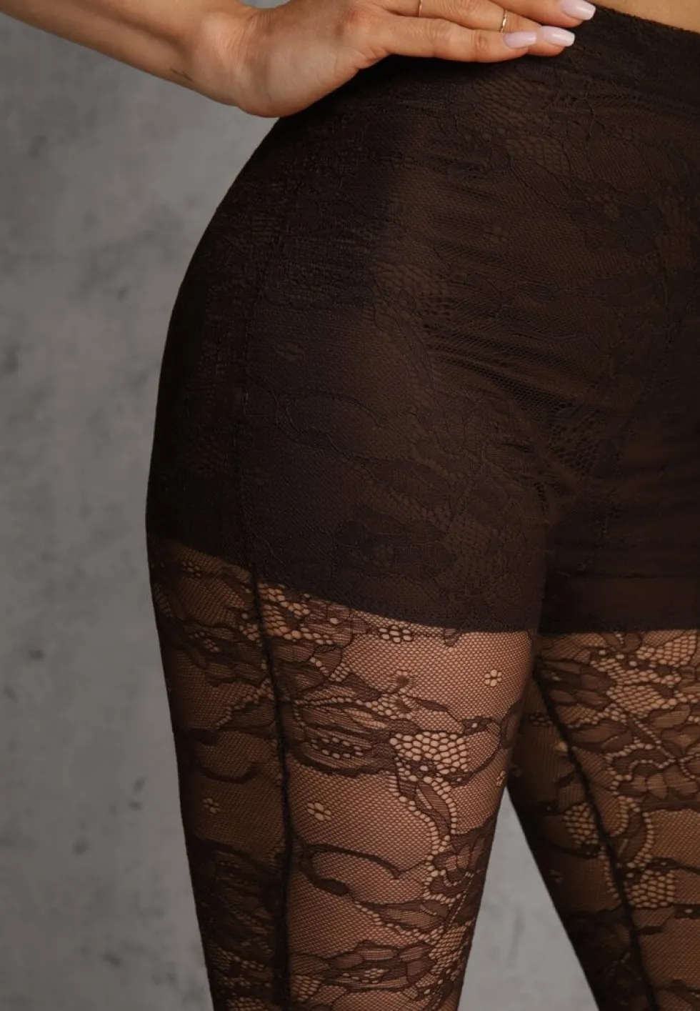 Brązowe Spodnie High Waist o Kroju Dzwonów z Koronki Ferella