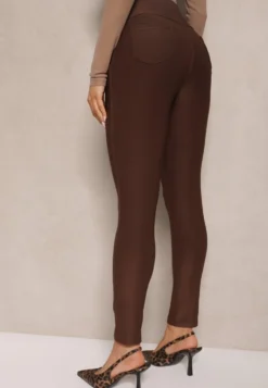 Brązowe Spodnie o Fasonie Skinny z Gumką w Pasie i Kieszeniami Rizeena