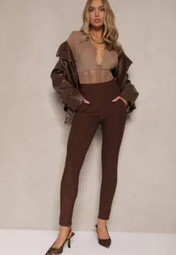 Brązowe Spodnie o Fasonie Skinny z Gumką w Pasie i Kieszeniami Rizeena