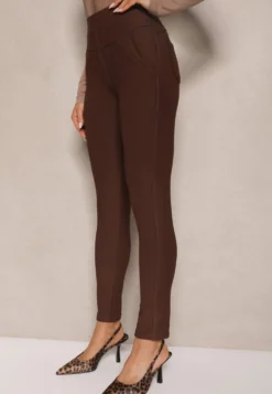 Brązowe Spodnie o Fasonie Skinny z Gumką w Pasie i Kieszeniami Rizeena