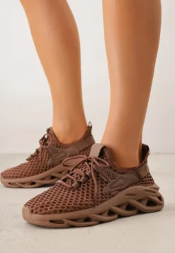 Brązowe Streetwearowe Sneakersy z Siateczki na Perforowanej Podeszwie Clythusa