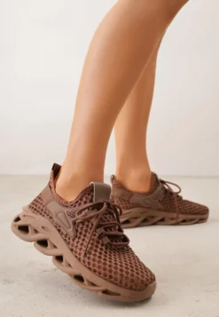 Brązowe Streetwearowe Sneakersy z Siateczki na Perforowanej Podeszwie Clythusa