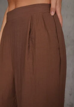 Brązowe Szerokie Spodnie Casual High Waist ze Strukturalnej Tkaniny Hyrarpia