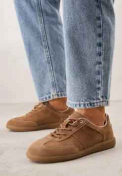 Brązowe Zamszowe Sneakersy z Wkładką ze Skóry Naturalnej w Stylu Tenisówek Adredine