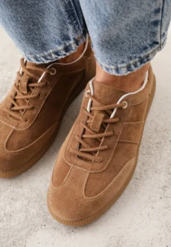 Brązowe Zamszowe Sneakersy z Wkładką ze Skóry Naturalnej w Stylu Tenisówek Adredine