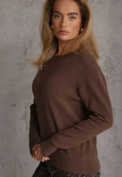 Brązowy Casualowy Sweter o Klasycznym Fasonie z Okrągłym Dekoltem Pilare