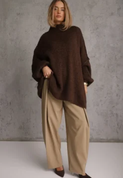 Brązowy Golf Oversize z Wełną z Opadającą Linią Ramion Lilirea