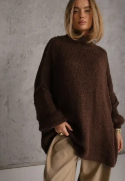 Brązowy Golf Oversize z Wełną z Opadającą Linią Ramion Lilirea