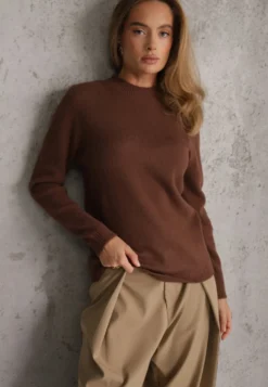 Brązowy Golf z Wełną Ozdobiony Ściągaczami w Casualowym Stylu Katlina