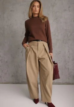 Brązowy Golf z Wełną Ozdobiony Ściągaczami w Casualowym Stylu Katlina