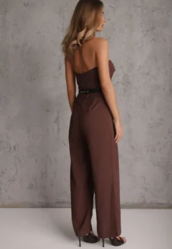 Brązowy Kombinezon VICES Bandeau z Falbankami i Paskiem w Eleganckim Stylu Pinoia