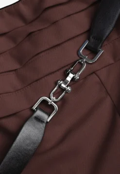 Brązowy Kombinezon VICES Bandeau z Falbankami i Paskiem w Eleganckim Stylu Pinoia