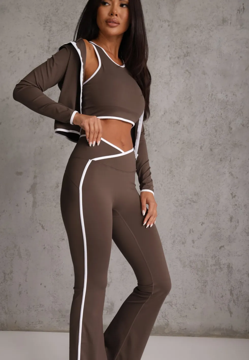 Brązowy Komplet Fitnessowy Spodnie Flare Bluza i Top z Ozdobnymi Lamówkami Quintela