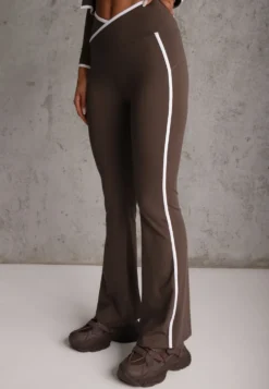 Brązowy Komplet Fitnessowy Spodnie Flare Bluza i Top z Ozdobnymi Lamówkami Quintela