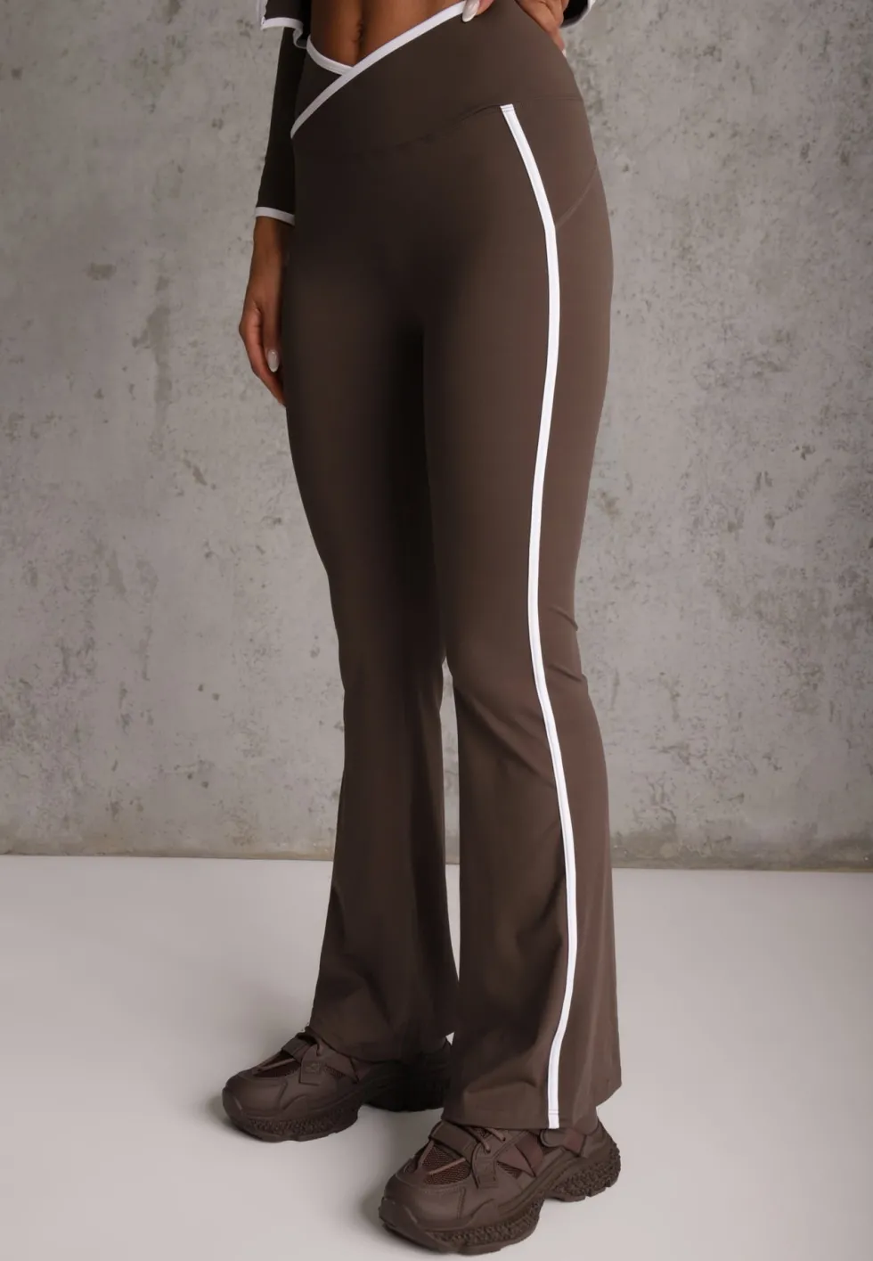 Brązowy Komplet Fitnessowy Spodnie Flare Bluza i Top z Ozdobnymi Lamówkami Quintela