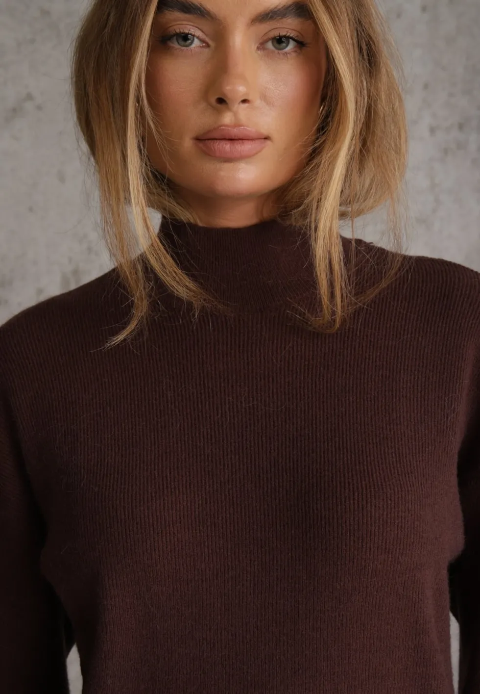 Brązowy Minimalistyczny Półgolf o Prążkowanym Splocie Larim