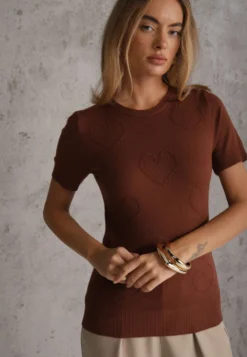 Brązowy Sweter Bluzka na Krótki Rękaw z Wiskozą w Minimalistyczne Serca Celesa