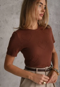 Brązowy Sweter Bluzka na Krótki Rękaw z Wiskozą w Minimalistyczne Serca Celesa