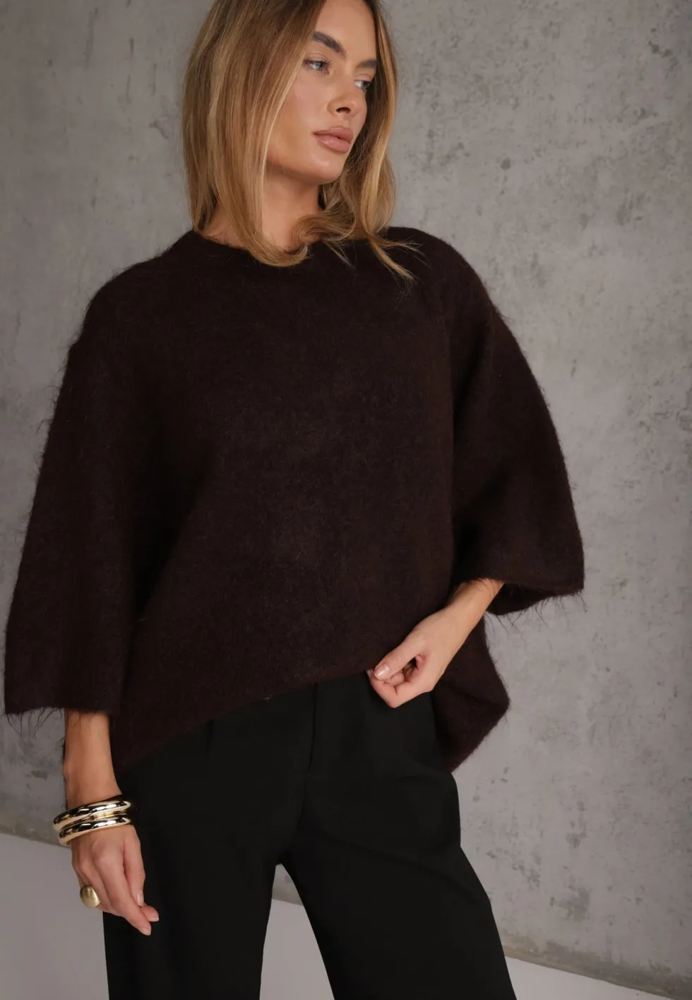 Brązowy Sweter Oversize z Wełną Szerokimi Rękawami i Długim Włosiem Veniorre