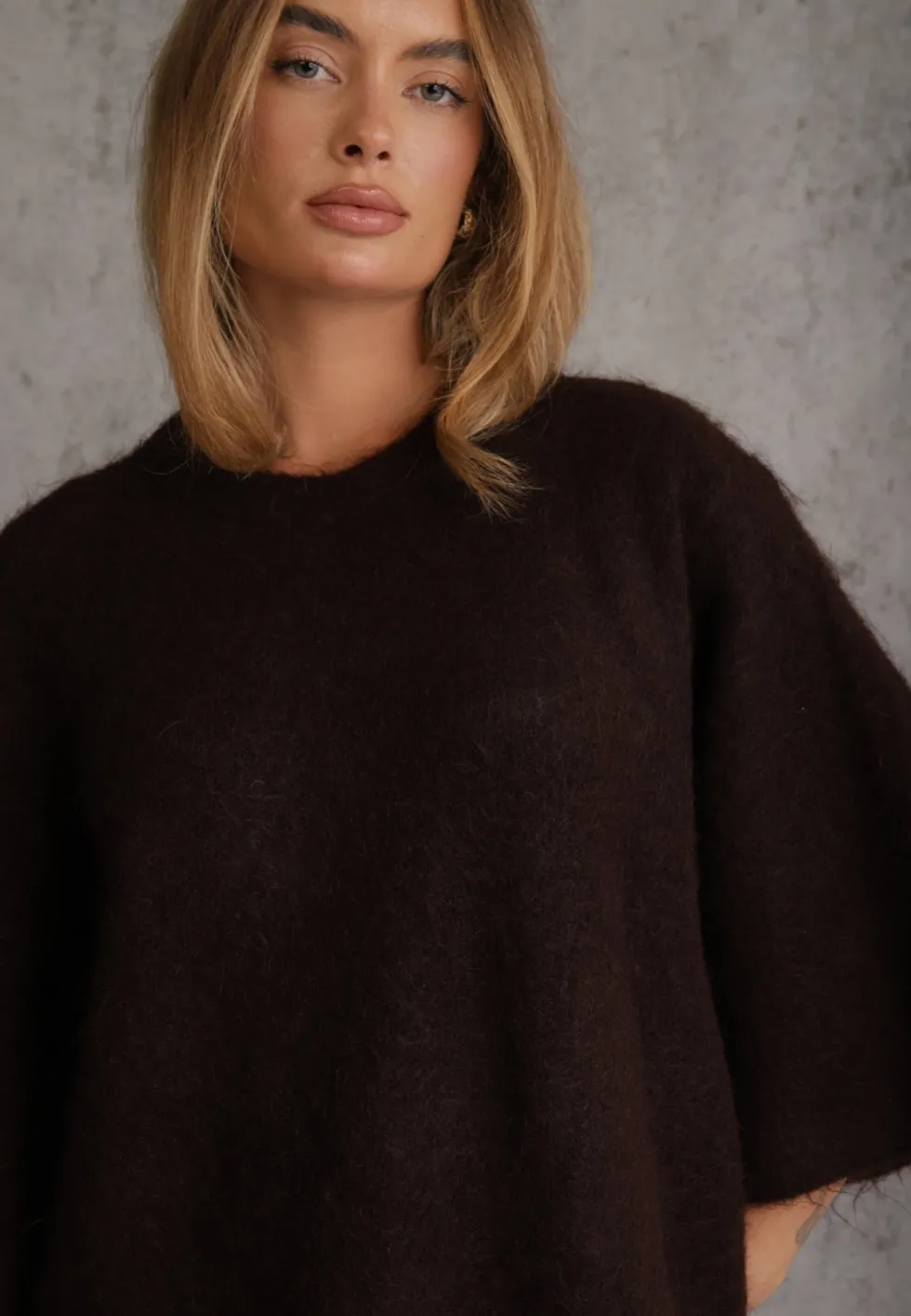 Brązowy Sweter Oversize z Wełną Szerokimi Rękawami i Długim Włosiem Veniorre